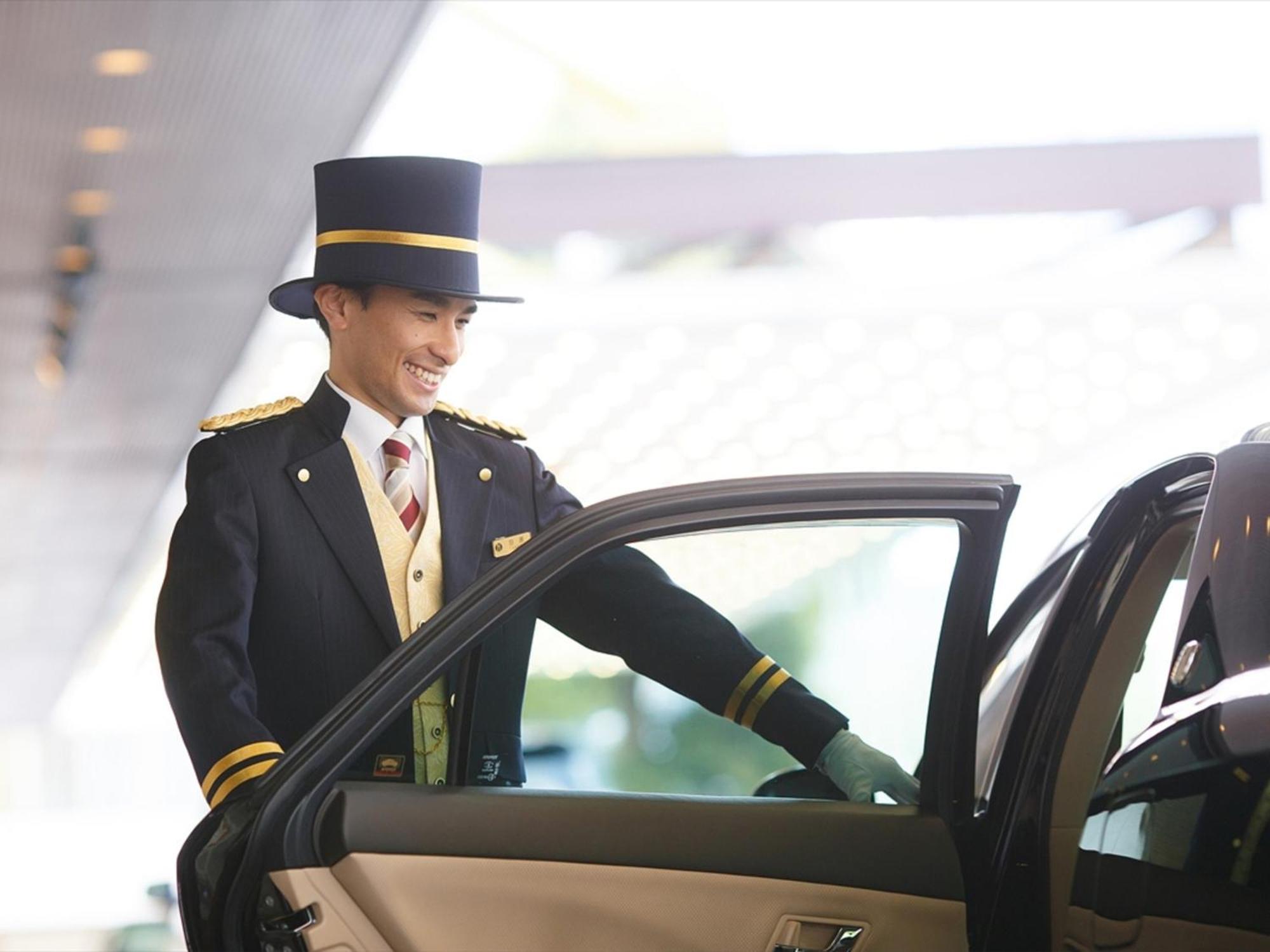 Nagoya Kanko Hotel Buitenkant foto A chauffeur opening a car door