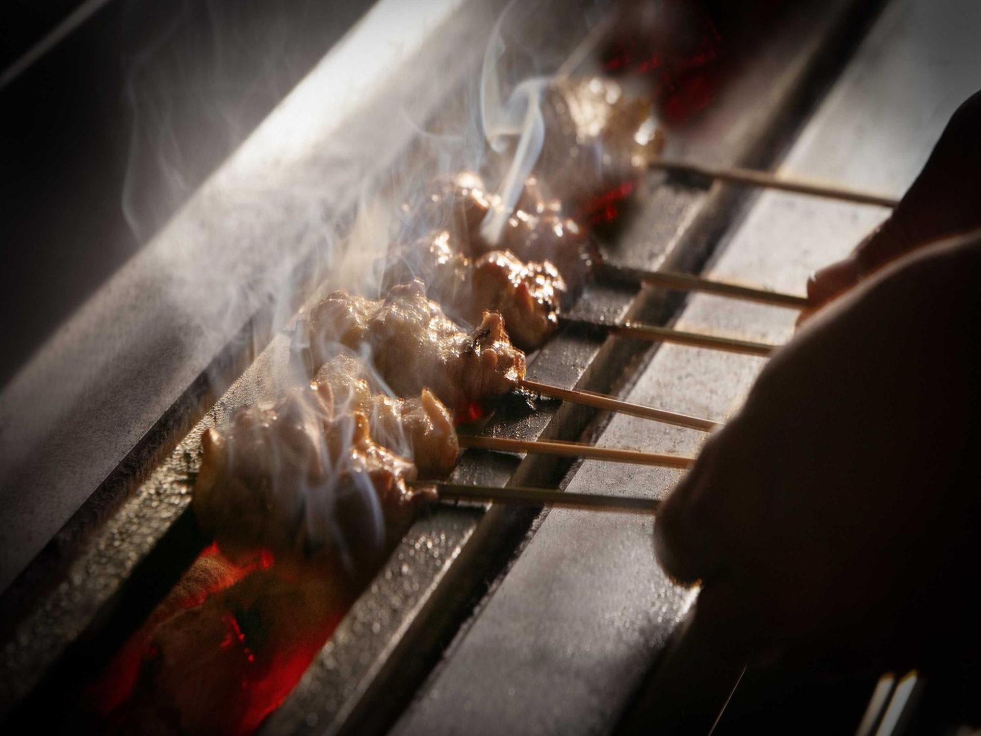 Nagoya Kanko Hotel Buitenkant foto Yakitori being grilled