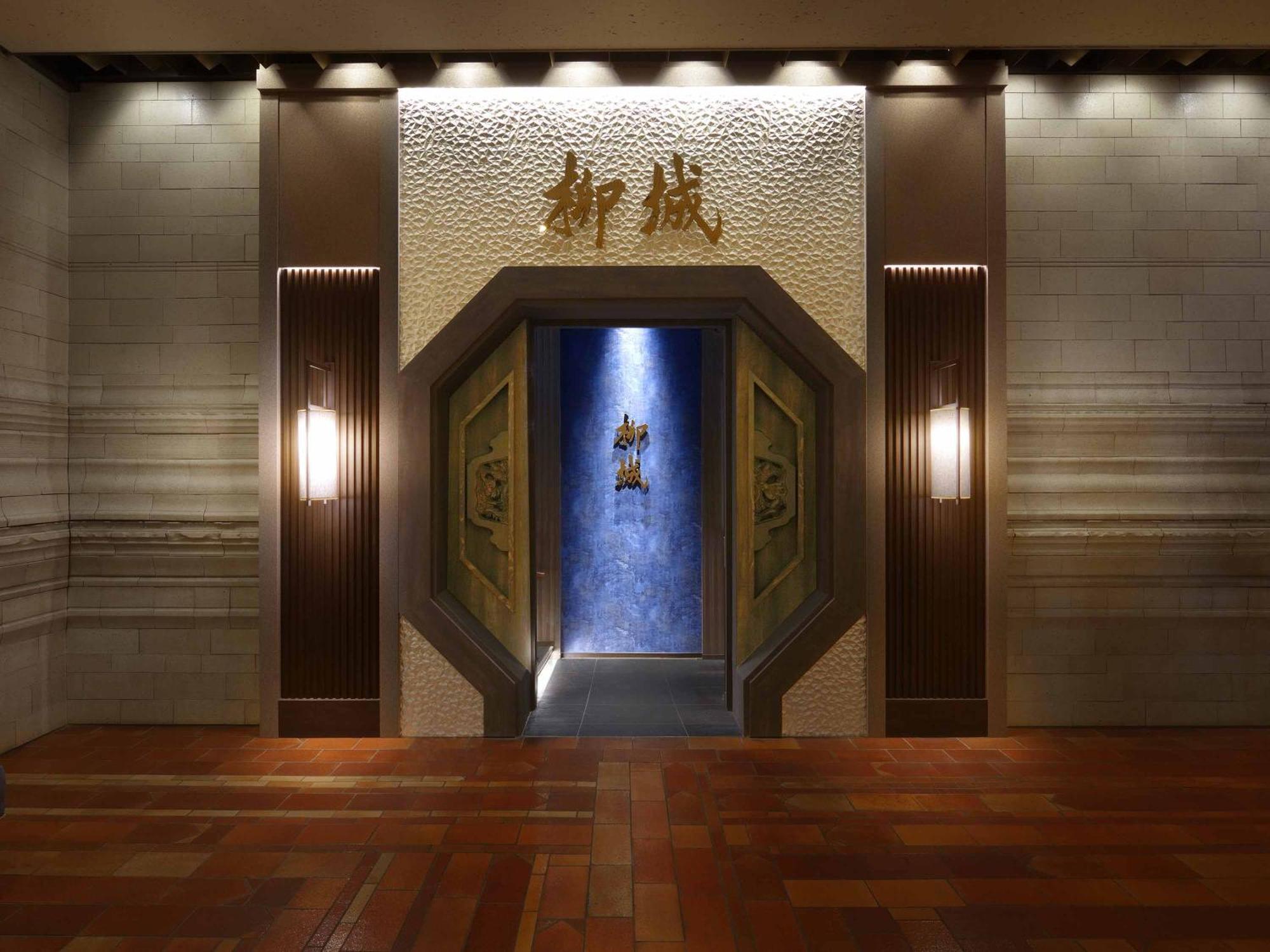 Nagoya Kanko Hotel Buitenkant foto Entrance to the temple