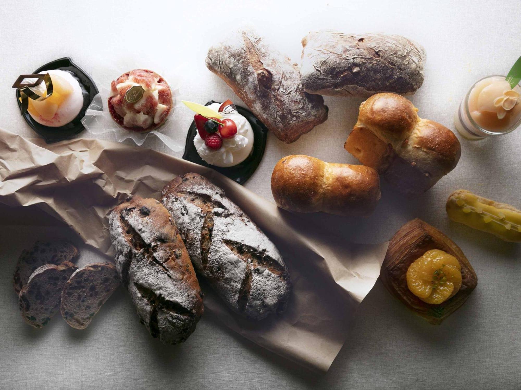 Nagoya Kanko Hotel Buitenkant foto A selection of breads and pastries
